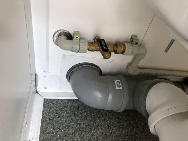 Contentor sanitário com duche, lavatório e sanita