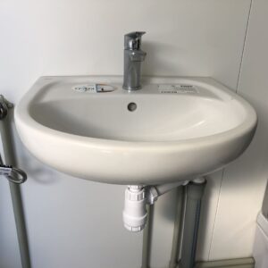 Contentor sanitário com duche, lavatório e sanita