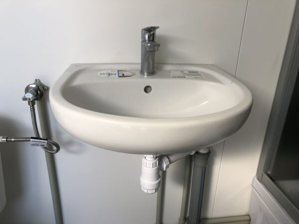 Contentor sanitário com duche, lavatório e sanita